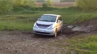 Ниссан Серена выбирается из грязи. Nissan Serena gets out of the mud.