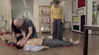 Come Salvare una Persona con il Defibrillatore?