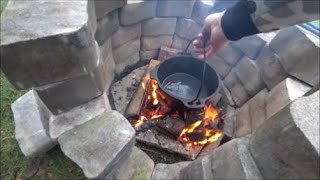 Картошка  в мундире  в чугунке на  углях