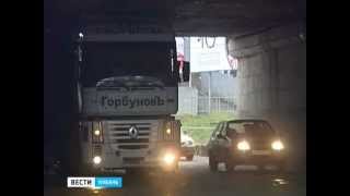 В Краснодаре под железнодорожным мостом застряла фура