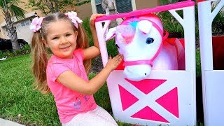 Диана и Рома катаются на игрушечной лошадке