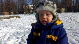 Vlog. Гуляем. Рисуем на снегу разноцветными красками. Vlog.We paint in the snow with colored paints.