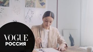 Яна Кушнер подписывает открытки к Новому году