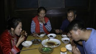70塊錢買了兩個豬蹄，燕子切成4塊鹵來吃，這“土豪”餐吃得真香