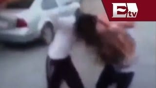 VIDEO: Madre intenta detener pelea de dos niñas en plena calle / Vianey Esquinca