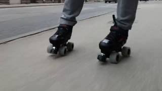 Chaya rollerslidas kājās un vējš matos