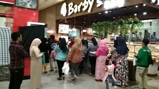 Antri Panjang di Toko Roti Barby's Surabaya