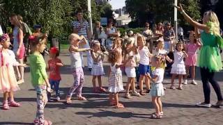 Танцуем  'Колесики, Колесики и красивый руль', 'У тети  Моти 4 сына'"