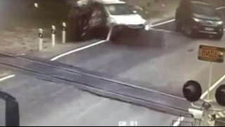Кадры страшной аварии на железнодорожном переезде