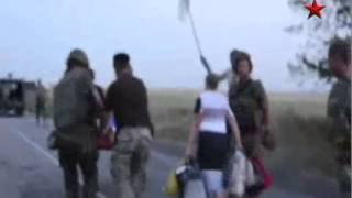 Укораинские военные издеваются над пленными ополченцами