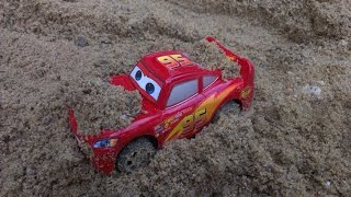 Игрушки из Мультика. МОЛНИЯ МАКВИН в ПЕСКЕ McQueen  Lightning makvin in the sand