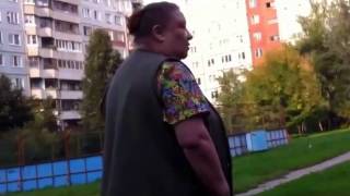 Злая бабка не дает детям кататься на качелях