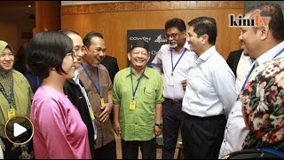 Exco PAS sambut Azmin Ali di KLIA