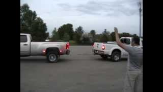 FORD F350 vs CHEVY 3500 Ford jalando una chevy Rusos estupidos abusando sus trocas!! против.