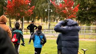 Grabbar gömmer crossen för aina