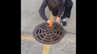 niño tira su nuevo iphone en una alcantarilla...