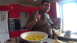 Приготовление обеда гренки с 10 яйцами