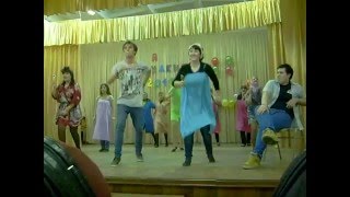 Легкий веселый танец студентов