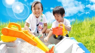 あきらあさひ銀太お庭でプールと砂場！ショベルカーダンプカーも登場♪