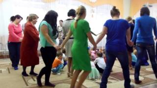 Танец-игра "Ку-ку-чи" с мамами. Игра "Ищи маму" в средней группе