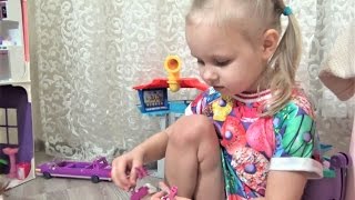 Алиса и Тея играют куклами Фабрика ГАМБУРГЕРОВ Девочки играют в дочки матери