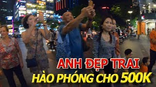Bất ngờ ANH ĐẸP TRAI NGƯỜI BẮC biếu tặng ANH MÙ THỔI SÁO 500K ở phố đi bộ I cuộc sống sài gòn