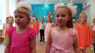 Песня о бабушке (Ходит моя бабушка в фартуке цветном)