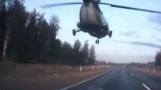 Военный-Вертолет Пролетел над крышей автомобиля.