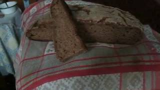 Хлеб ржаной на закваске , очень вкусный и полезный..Такой хлеб ели в СССР до 1939 года.