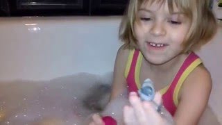 bathing. купание в ванной и поиск сюрпризов в воде.