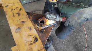 Ремонт станины экскаватора погрузчика CAT 428