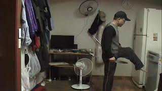 kksd 단검술 knife fighting----knife vs knife  자신의belly복부앞에서칼knife을잡고있는상대의wrist손목을자신의왼hand손과wrist손목으로pus
