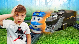 Видео про игрушки из мультфильма Роботы Поезда: Автомастерская. Кей проиграл гонку и попал в аварию!