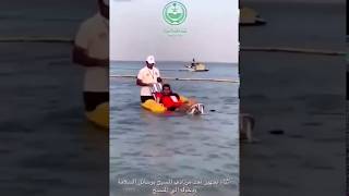 شاهد.. تخصيص منطقة للسباحة لذوي الاحتياجات الخاصة بشاطئ نصف القمر