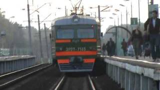 Электропоезд ЭР2Т-7145 отправляется от пл.Сушкинская