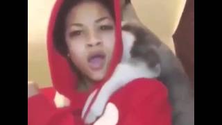Собака пристает к девушке