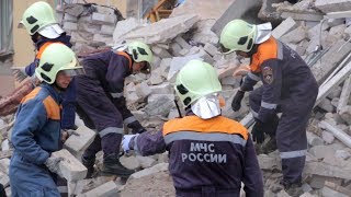 Аварийно-спасательные работы на месте обрушения части жилого дома в Волгограде