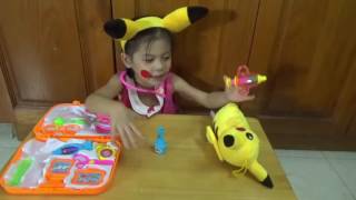 Bé học làm bác sĩ khám và chữa bệnh hóc xương cho bệnh nhân Pikachu | Đồ chơi bác sĩ