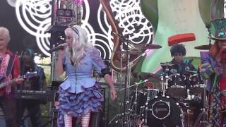 Mad T Party - Domino