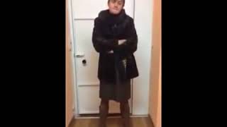 Парень оделся в женскую одежду и украл кабель.