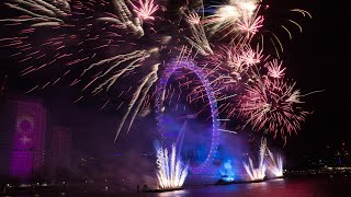 World welcomes 2018 with glittering fireworks
