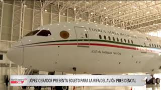 Presidente López Obrador presenta boleto para rifa del avión presidencial