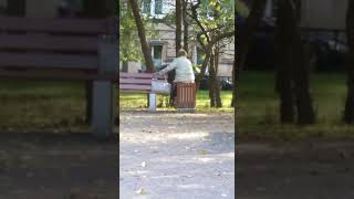 Поссала в мусорку без зазрения совести