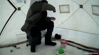 КАРАСЬ АТАКУЕТ НОЧЬЮ ЗИМОЙ СО ЛЬДА зимняя рыбалка с ночёвкой