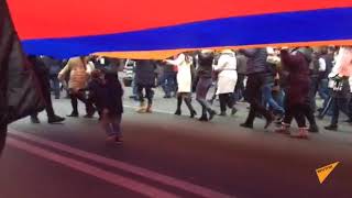 Шествие оппозиции с флагом