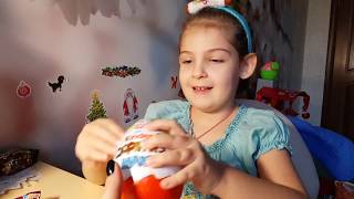 Киндеры для девочек - Новогодний Киндер сюрприз Макси. Игрушка вывернушка / Видео для детей