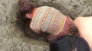 Survival skills - Catch big catfish from deep mud pit - Cooking delicious fish