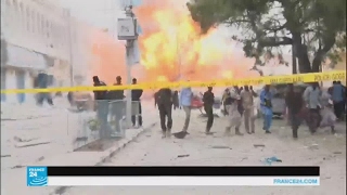 شاهد لحظة التفجير المزدوج الذي هز العاصمة الصومالية مقديشو