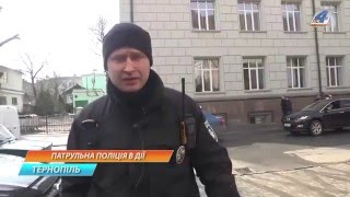 Патрульні поліцейські штрафують за неправильне паркування автомобілів