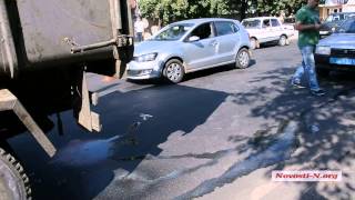 Видео Новости-N: В микрорайоне Варваровка мусоровоз столкнулся с "легковушкой"